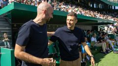 El t�cnico del Elche, Mart�n Anselmi, saluda al del Celta, Claudio Gir�ldez, antes del partido entre ambos.