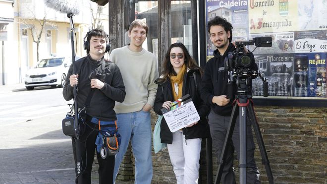 Alejandro G&aacute;ndara y Ariadna Silva, en el centro de la imagen, junto a su equipo durante el rodaje del documental.