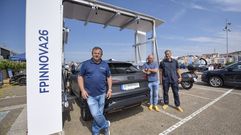 Rafael Dom�nguez y Eliseo Janeiro, del IES Vilalonga; y �lvaro Rodr�guez, de CIFP Fontecarmoa, junto al arco del proyecto Ardia