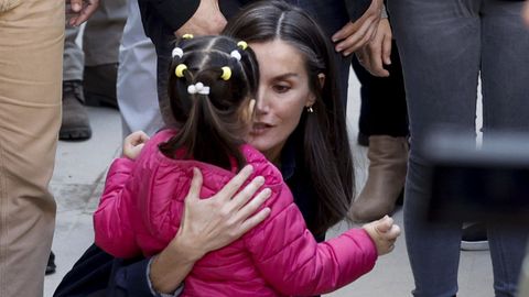 La reina saluda a una nia durante la visita a Chiva