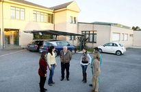Abelleira, junto con el equipo de Aprevar, ante las instalaciones compradas a la Xunta.