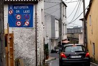 Los vecinos de Laxe protestan sobre la situaci�n de la v�a.