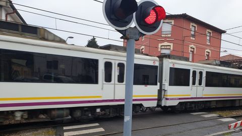 Un tren pasa por Colloto, en Siero