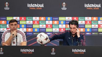 Dibu Mart�nez (izquierda) y Unai Emery, en la rueda de prensa previa a la final de la Europa League entre el Aston Villa y el Friburgo.