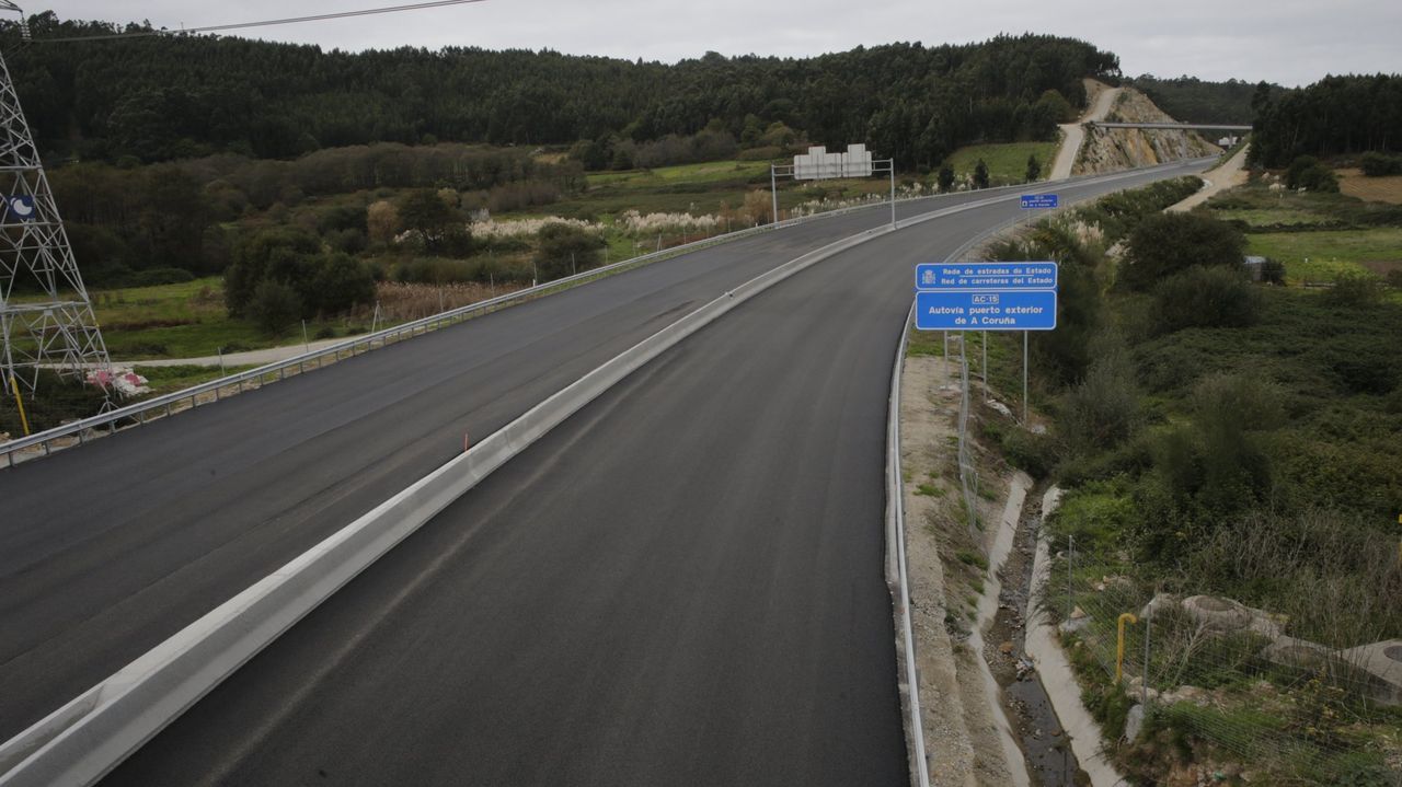 Una colisión múltiple con cuatro coches implicados deja dos heridos en la AG-55 a su paso por Arteixo