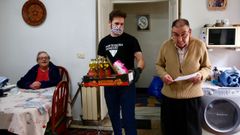 Mauro Garc�a llevando la compra a dos clientes mayores