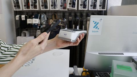 En imagen, dat�fono con b�zum en la tienda de moda Versus, situada en Viveiro
