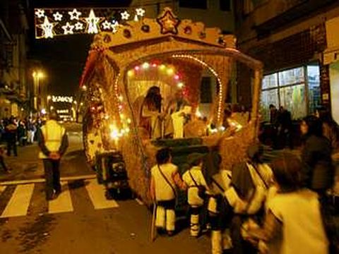 En Vila de Cruces se repartieron m�s de 500 regalos entre los ni�os.