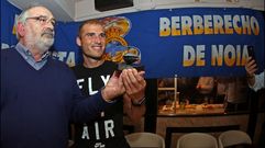 La pea deportivista Berberecho de Noia entrega el berberecho de plata al jugador del deportivo Alex Bergantios