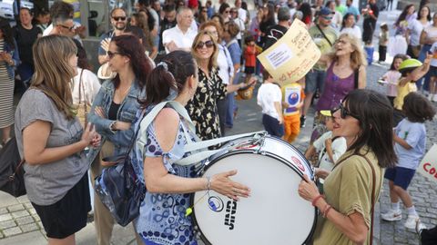Protesta de las familias del CEIP A Gándara (Narón), ayer ante el edificio de la Xunta en Ferrol