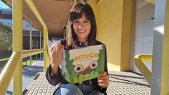 Tania Su�rez, con una copia de su libro, en el patio del IES Lauro Olmo de O Barco de Valdeorras