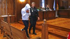 Carlos Silla, considerado por la Fiscal�a Antidroga el principal responsable de la organizaci�n desmantelada en el 2020, abandonando este lunes la sala de la Audiencia de Pontevedra.