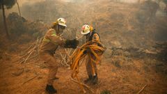 Dos bomberos este martes durante la extincin de un incendio en Trancoso, en Portugal.