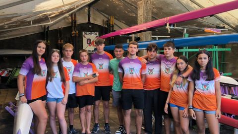 Algunos de los deportistas que entrenan en el Club de Remo Olímpico do Mandeo