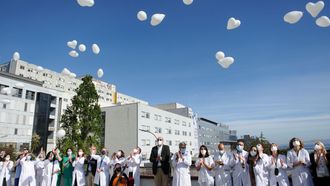 El 14 de abril del 2021, a los pies del Chuac son&oacute; &laquo;Negra sombra&raquo; y se lanzaron al cielo globos blancos de coraz&oacute;n en homenaje a las vidas que se llev&oacute; el covid. Este a&ntilde;o, solo en A Coru&ntilde;a, 362.