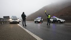 Un control de trfico en la A-6, a la altura de Pedrafita do Cebreiro.