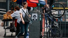 Personas caminan por una calle en Buenos Aires el d�a antes de las elecciones que determinar�n qui�n ser� el presidente de Argentina.