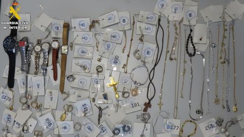 Parte de los objetos�recuperados por la Guardia Civil tras la detenci�n.