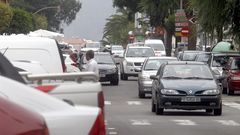Fotograf�a de archivo de veh�culo circulando por la avenida de la Constituci�n de Boiro