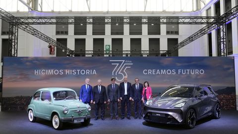 De izquierda a derecha, el alcalde de Barcelona, Jaume Collboni, el ministro de Industria y Turismo, Jordi Hereu, el presidente de la Generalitat de Catalunya, Salvador Illa, el CEO interino de Seat, Markus Haupt, el presidente de Parlament de Catalunya, Josep Rull, y la vicepresidenta de Seat, Laura Carnicero, durante el acto de celebracin del 75 aniversario de Seat
