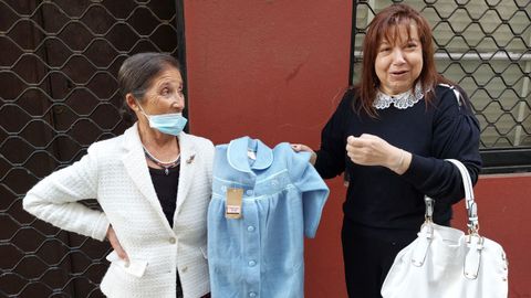 Manoli (derecha), con la bata de GOA que le regal� su madre de ni�a, comprada en El Rancho, la tienda que regentaba Teresa, hoy cerrada