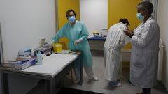 Personal del Hospital P�blico da Mari�a, de Burela, analizando muestras de pacientes con coronavirus o sospechosos de tenerlo
