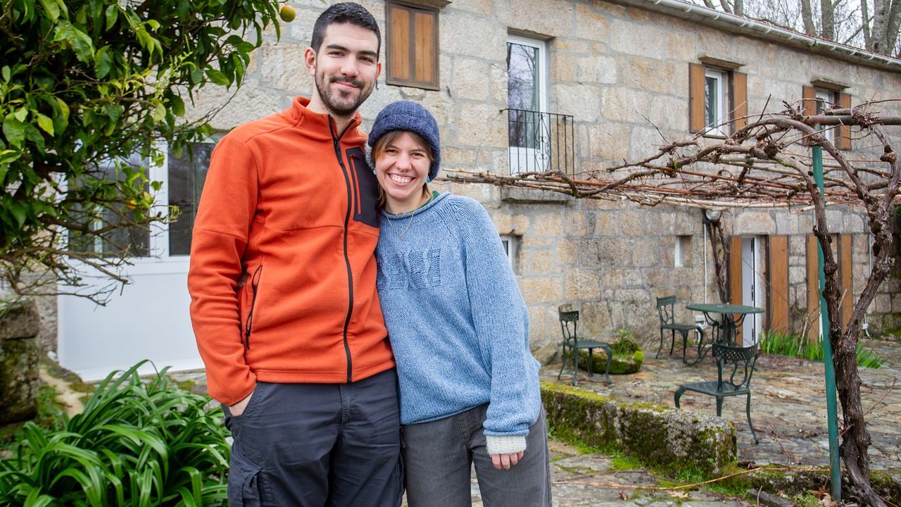 Jorge y Jay, nómadas digitales de 25 y 23 años: «Nos conocimos en Croacia y no dejamos de movernos, pero la aldea es nuestro centro»