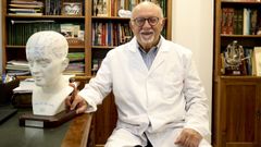 Manuel Arias sigue viendo pacientes en su consulta de Santiago