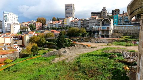 Barrio do Cura. Del antiguo asilo solo queda la fachada. El solar acoger 400 pisos de lujo con vistas a la ra. Gestilar hered el proyecto emprendido por el futbolista Karpin