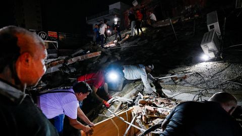 Vecinos buscan supervivientes entre los escombros en La Guaira