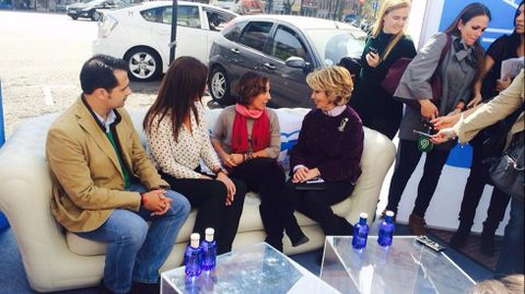 Esperanza Aguirre conversando con varios ciudadanos