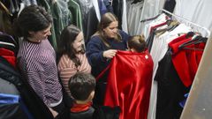 Blanca, Andrea y Laura, probando los h�bitos a Rodrigo y Mar�a en la Cofrad�a de Dolores de Ferrol