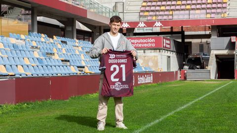 Diego G�mez ense�ando la camiseta con el dorsal 21 que lucir� en el Pontevedra