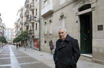 <span lang= es-es >Na s�a r�a</span>. Pastor F�brega quixo simbolizar o seu espazo m�is emblem�tico da cidade na s�a r�a, diante da casa creada polo seu bisav�, na que viviu ata casar, e un metros m�is arriba de onde estaba o seu domicilio. �s s�as costas, a placa de homenaxe aos pioneiros da familia F�brega. 