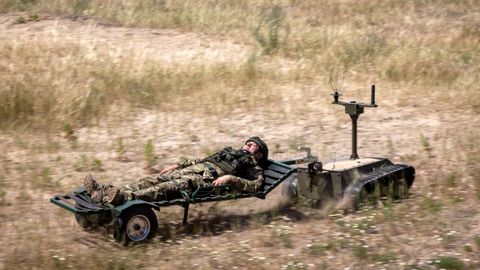 Un veh�culo de evacuaci�n m�dica transporta a un soldado en unas maniobras en las afueras de Kiev.