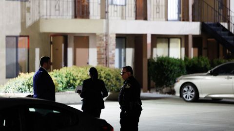 Tres polic�as, en las inmediaciones de la iglesia de Sacramento (California) donde se produjo el suceso