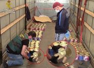 Agentes de la Guardia Civil intervienen las latas de conserva rellenas de droga