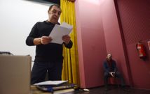 <span lang= es-es >El candidato oficial y el alternativo</span>. Alfonso V�ctor Ferreiro (en primer t�rmino) es el aspirante preferido por la direcci�n nacional, que no ha ocultado esa apuesta. Ese apoyo de la ejecutiva de Pablo Iglesias a uno de los candidatos ha molestado a su rival, Jorge L�pez Blanco (al fondo). 