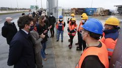 La conselleira de Vivenda y la alcaldesa de Lugo charlaron ayer con algunos de los nuevos trabajadores de Bricomart, que se incorporaron el 16 de diciembre