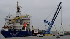 Embarque de pontonas en el puerto exterior para Senegal.