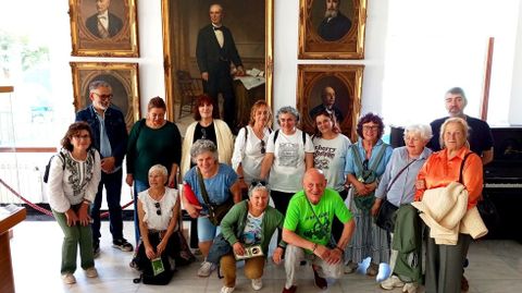 Visita do grupo As Silvardeiras de Allariz ao museo Fernando Blanco de Cee 
