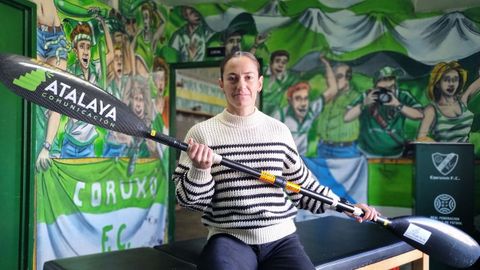 Tania Fernndez, sentada en la camilla en la que ejerce en el Coruxo, con la pala con la que colecciona xitos deportivos a nivel mundial.