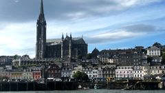 COBH. Ciudad peque�a y gran lugar. A la vista, desde el mar, la catedral sobre el puerto.