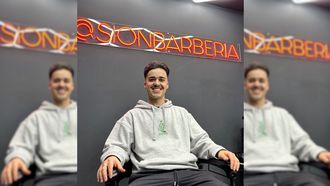 Dami�n Regueira trabaja en la barber�a de moda entre los futbolistas en Galicia