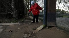 Dolores, en el barro que impide el acceso a los vecinos hasta la Casa do Pobo de Lorb�