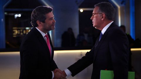 El ultraderechista Andr� Ventura y el socialista Andr� Ventura se saludan antes del debate electoral 