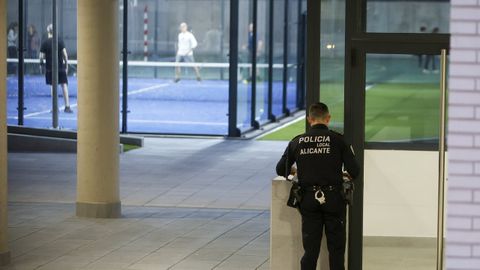 Dos agentes de la Polic�a Local aguardan en la porter�a de las 140 viviendas de protecci�n p�blica (VPP) sometidas a investigaci�n en la Playa de San Juan donde ha iniciado este martes, poco despu�s de las 16.30 horas, un operativo para verificar si los adjudicatarios de residen realmente en el domicilio.