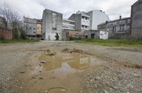 INICIATIVA PARTICULAR. Un empresario privado edificar� un edificio con zona comercial y dos plantas de aparcamiento en el s�tano entre las calles Col�n, V�zquez de Parga y Concepci�n Arenal. Con respecto a esta �ltima, solo en nueve metros, no los otros 16 de huerta ni la vivienda. 