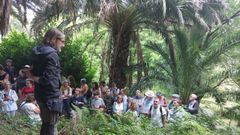 El horticultor del Real Jardn Botnico de Kew guiando una visita en La Fonte Baxa, en Luarca