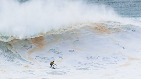 La playa de Nazaré es un paraíso para los surfistas que acuden atraídos por sus olas gigantes